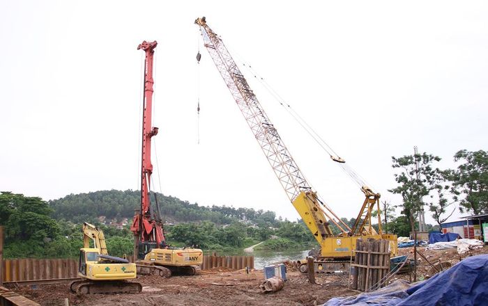  Nhà thầu huy động máy móc, tăng tốc thi công cầu Vân Hà. 