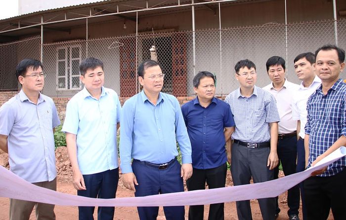  Đồng chí Phan Thế Tuấn, Phó Chủ tịch UBND tỉnh kiểm tra tiến độ thi công tuyến đường kết nối từ đường tỉnh 292 qua Khu Công nghiệp An Hà đến đường vành đai Đông Bắc. 