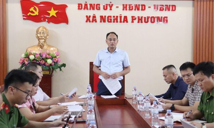  Đồng chí Phí Thanh Bình chủ trì buổi kiểm tra tiến độ làm sạch, làm giàu dữ liệu đất đai tại xã Nghĩa Phương. 