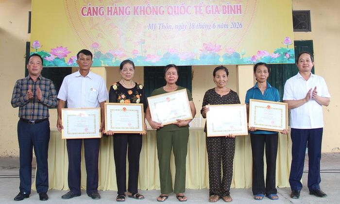  Chủ tịch UBND tỉnh và lãnh đạo xã Gia Bình khen thưởng các hộ dân gương mẫu trong công tác giải phóng mặt bằng. 