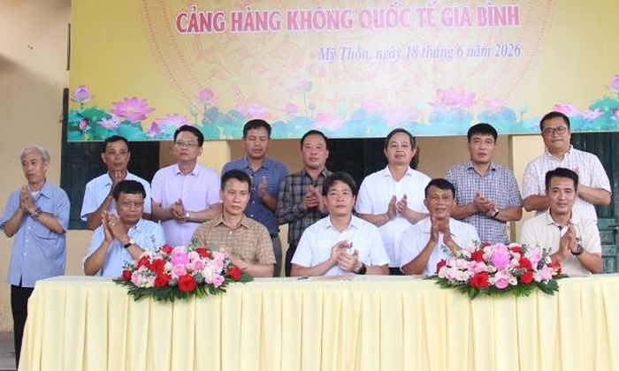  Đồng chí Phạm Hoàng Sơn và các đại biểu chứng kiến lễ ký kết bàn giao mặt bằng của các đơn vị liên quan. 
