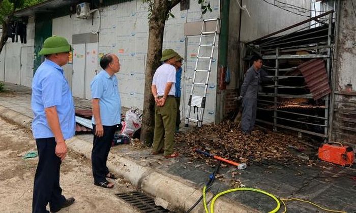  Lãnh đạo UBND phường Tiền Phong xuống hiện trường chỉ đạo công tác tháo dỡ công trình vi phạm tại tổ dân phố Chiền. 