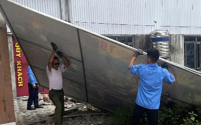  Nhiều hộ dân tại phường Tiền Phong tự giác tháo dỡ khung sắt, mái che phía sau hai dãy nhà, trả lại hành lang thông thoáng. 