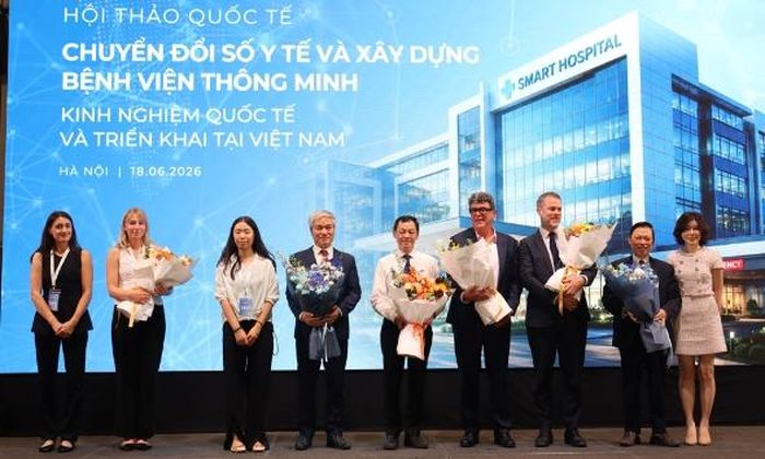 Ban Tổ chức tặng hoa các đại biểu, chuyên gia tham dự Hội thảo.