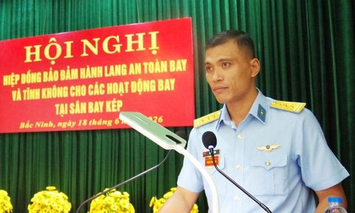  Thượng tá Vũ Đức Hùng, Phó Trung đoàn trưởng, Tham mưu trưởng Trung đoàn 927 chủ trì hội nghị. 