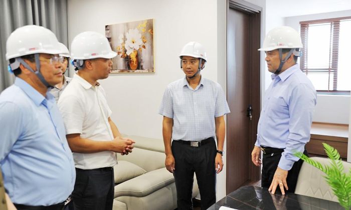 Các đồng chí lãnh đạo tỉnh thăm căn hộ mẫu của dự án.
