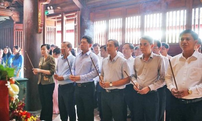 Các đại biểu dâng hương tại Đền thờ Tiến sĩ Thân Nhân Trung