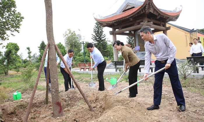 Các đại biểu trồng cây lưu niệm tại khu vực Đền thờ.