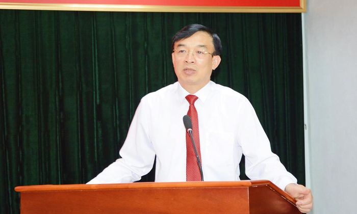  Đồng chí Nguyễn Đình Lợi phát biểu giao nhiệm vụ cho đồng chí Đỗ Đình Hữu. 