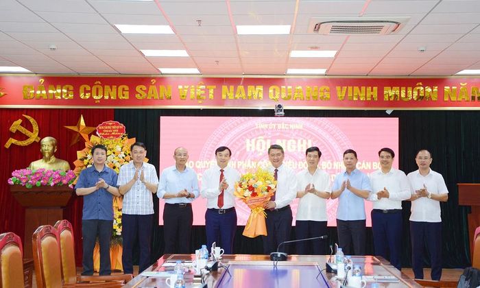  Các đồng chí lãnh đạo Ban Tuyên giáo và Dân vận Tỉnh ủy chúc mừng đồng chí Đỗ Đình Hữu. 