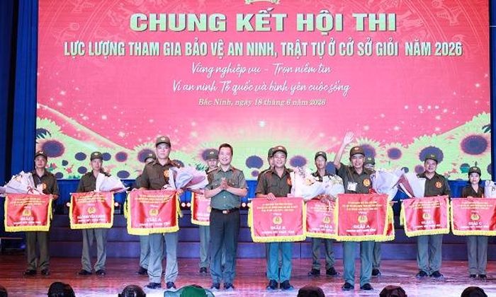  Đại tá Nguyễn Quốc Vương trao giải A cho 3 đơn vị: phường Việt Yên, xã Lương Tài và Yên Thế tại chung kết hội thi lực lượng tham gia bảo vệ an ninh, trật tự ở cơ sở giỏi năm 2026. 
