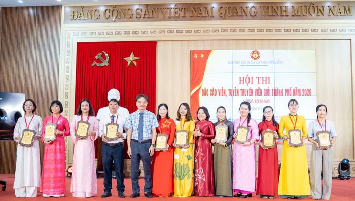 Đồng chí Huỳnh Thị Thùy Dung, Trưởng ban Tuyên giáo và Dân vận Thành ủy (thứ 6 từ phải qua) và lãnh đạo phường Bàn Thạch tặng biểu trưng cho các thí sinh tham dự vòng sơ khảo Hội thi báo cáo viên, tuyên truyền viên giỏi thành phố năm 2026 cụm thi số 9. Ảnh: P.V