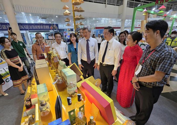 Lãnh đạo thành phố tham quan các gian hàng tại Hội chợ hàng Việt Đà Nẵng 2026. Ảnh: NGỌC HÀ