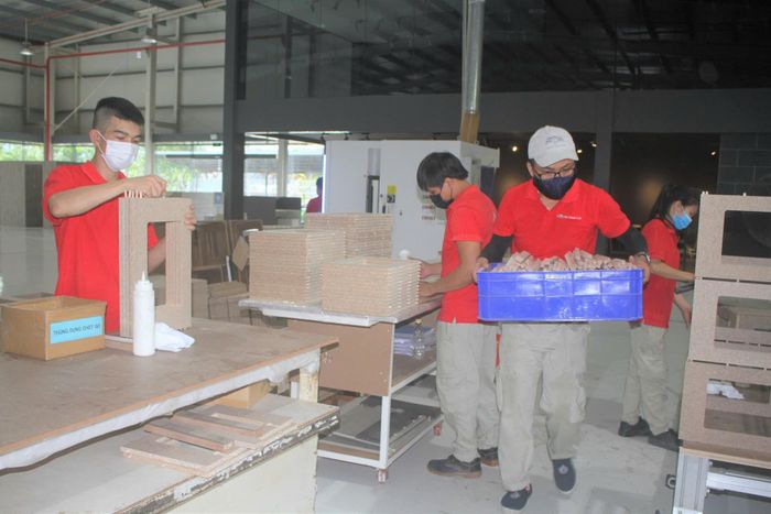Sản xuất tại Công ty TNHH Hoso Việt Nam (Khu công nghiệp Hòa Khánh). Ảnh: MINH LÊ