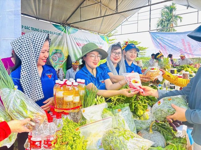 Hoạt động buôn bán, quảng bá, trao đổi hàng hóa sẽ tạo sự gắn kết chuỗi cung ứng nông sản. Ảnh : KHÁNH HÒA
