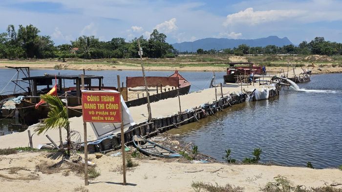 Đập ngăn mặn trên sông Vĩnh Điện được triển khai trễ nên mặn trước đó đã xâm nhập sâu. Ảnh: TRỌNG HUY