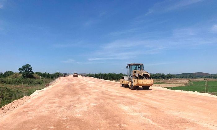 Thi công đắp đường dẫn nối cầu Tây An 1 và cầu Tây An 2. Ảnh: CÔNG TÚ