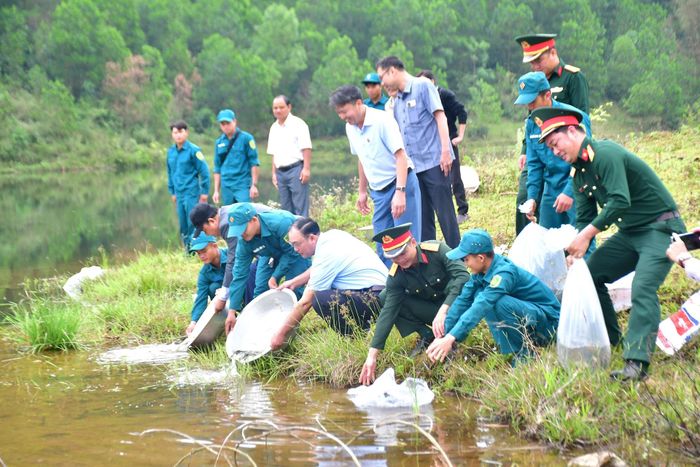 Hơn 3000 con cá giống gồm cá trắm, cá chép, cá rô phi… được cán thả xuống hồ Nước Rin nhằm bổ sung, tái tạo và nguồn lợi thủy sản tại chỗ. Ảnh: NGUYỄN BÌNH