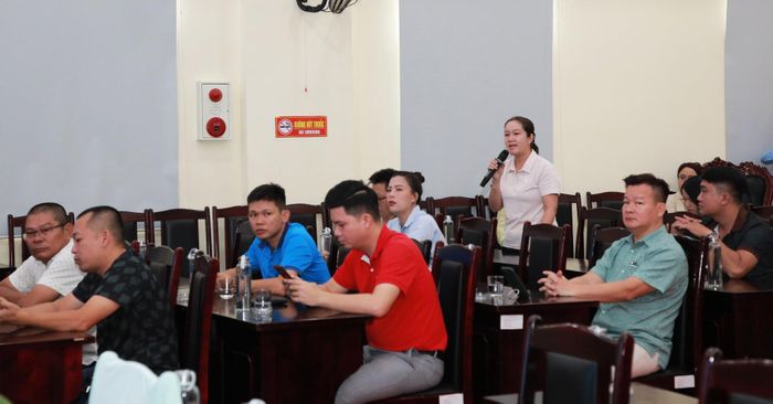 Các đơn vị tham dự buổi đấu giá thuê đất trao đổi tại buổi xét duyệt. Ảnh: ĐẮC MẠNH