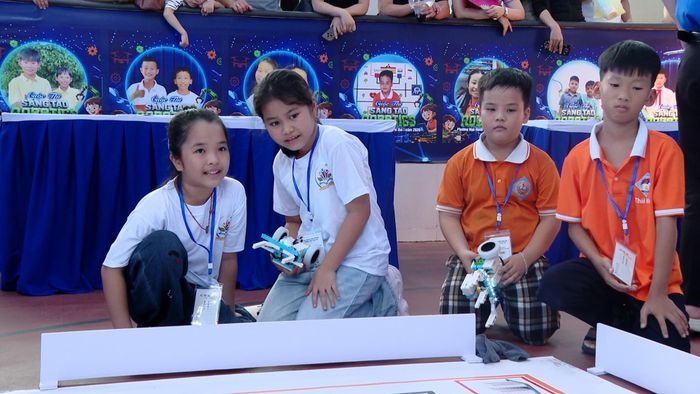 Thí sinh lắp ráp, vận hành robot trực tiếp trên sa bàn thực tế. Ảnh: TRƯỜNG SƠN