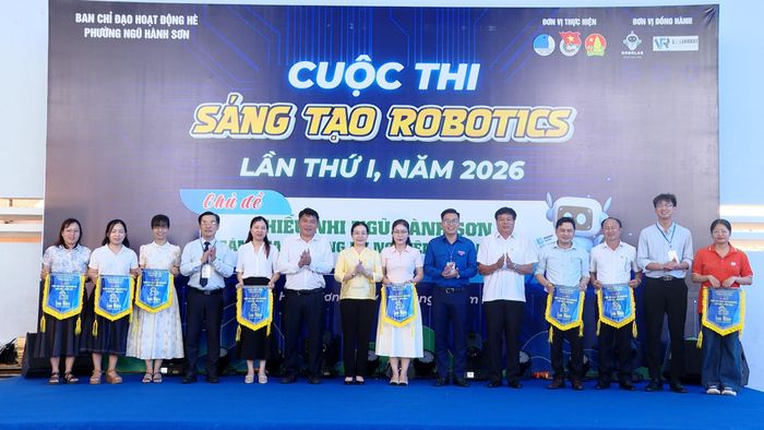 Ban tổ chức tặng cờ cho các đơn vị trường học tham gia cuộc thi. Ảnh: TRƯỜNG SƠN