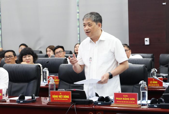 TS. Đặng Việt Dũng, Chủ tịch Tổng Hội Xây dựng Việt Nam góp ý về Đồ án. Ảnh: NGỌC HÀ
