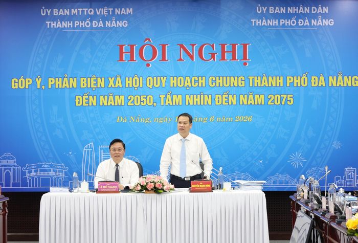 Chủ tịch UBND thành phố Nguyễn Mạnh Hùng phát biểu tại hội nghị. Ảnh: NGỌC HÀ
