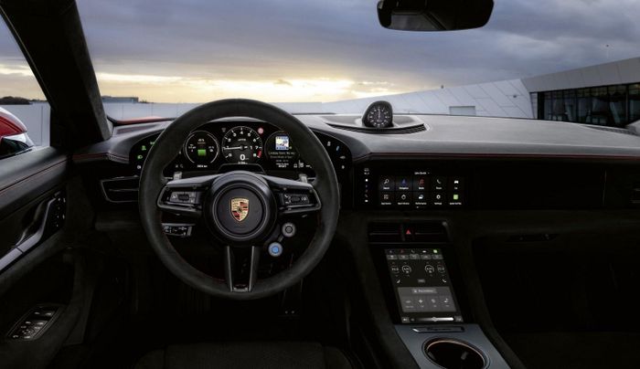 Lẫy chuyển số giả lập trên Porsche Taycan 2027.