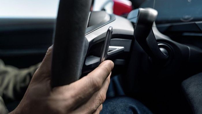 Nút bấm kích hoạt tính năng E-Shift trên vô lăng.