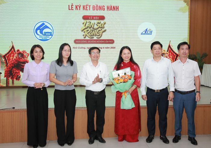 Lãnh đạo phường Hòa Cường tặng hoa tri ân đơn vị tài trợ, đồng hành lễ hội. Ảnh: ĐẮC MẠNH