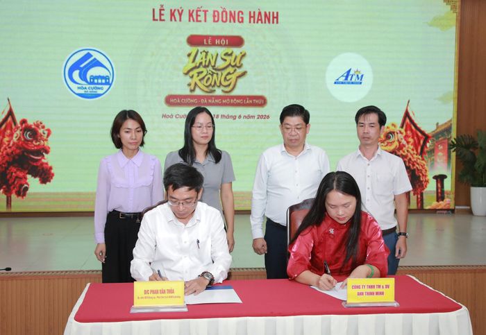 Đại diện Công ty TNHH TM&DV Anh Thịnh Minh (bên phải) ký kết đồng hành với lễ hội Lân - Sư - Rồng Hòa Cường - Đà Nẵng. Ảnh: ĐẮC MẠNH