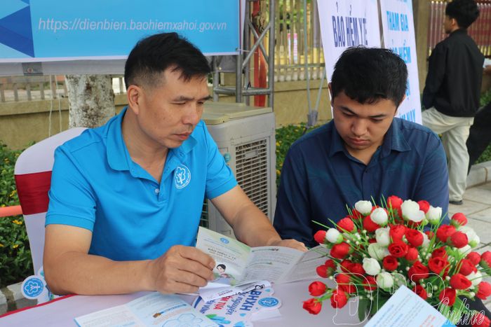 Tuyên truyền chính sách BHXH, BHYT tại Hội chợ việc làm tỉnh Điện Biên năm 2026.