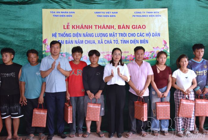 Lãnh đạo Ủy ban MTTQ Việt Nam tỉnh tặng quà chúc mừng Nhân dân bản Nậm Chua nhân dịp khánh thành, bàn giao hệ thống điện năng lượng mặt trời.