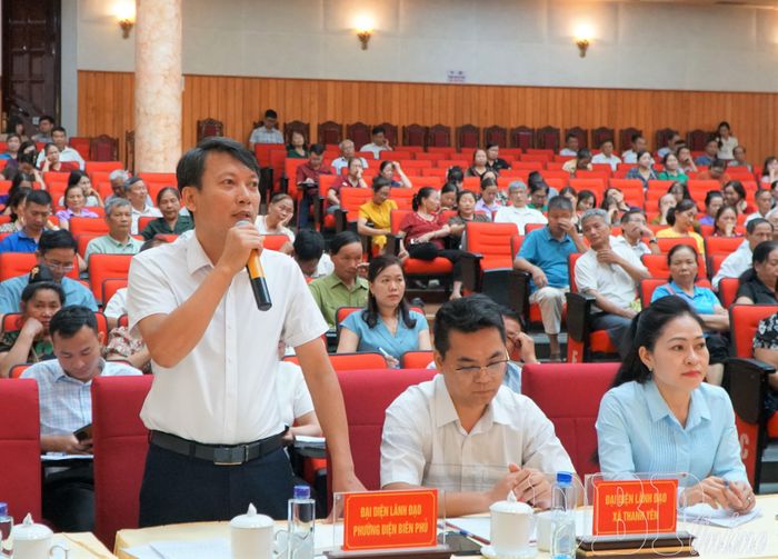 Đại diện lãnh đạo phường Điện Biên Phủ trả lời, giải đáp ý kiến đại biểu.