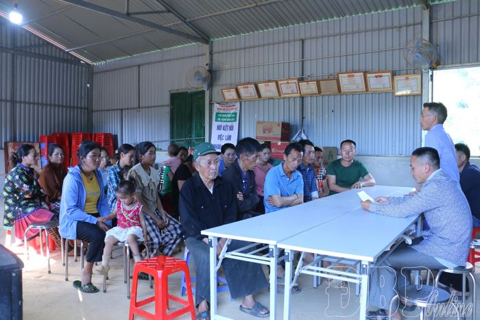 Ban lãnh đạo Bản Phì Nhừ B tuyên truyền vận động người dân nâng cao cảnh giác với tội pham ma túy.