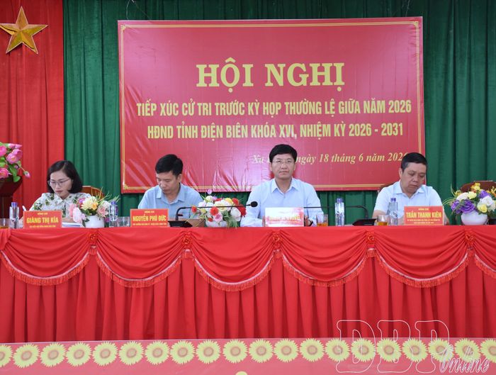 Các đồng chí chủ trì hội nghị tiếp xúc cử tri.