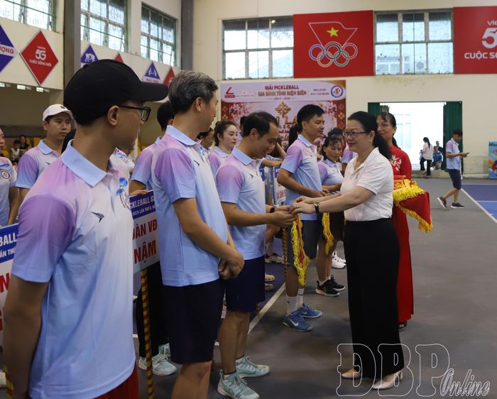 Lãnh đạo Sở Văn hóa, Thể thao và Du lịch trao cờ lưu niệm cho các đoàn có vận động viên tham dự giải.