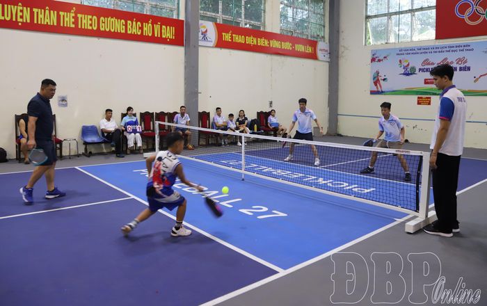 Trận thi đấu ở nội dung đôi bố con từ 10 - 13 tuổi.