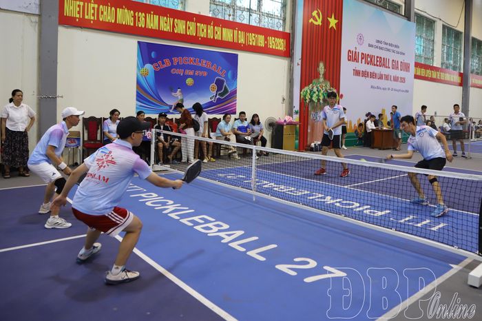 Vận động viên tranh tài ở nội dung đôi bố con từ 18 - 24 tuổi.