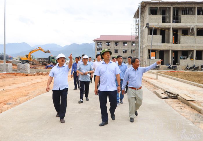 Bí thư Tỉnh ủy Trần Tiến Dũng kiểm tra thực địa các hạng mục công trình.