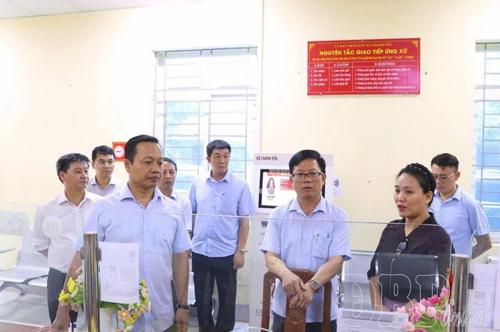Bí thư Tỉnh ủy Trần Tiến Dũng kiểm tra hoạt động của Trung tâm phục vụ hành chính công xã Thanh Yên.