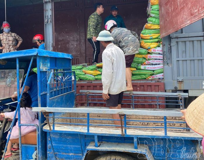 Hộ dân tham gia dự án ở bản Pá Sáng nhận phân bón hỗ trợ.