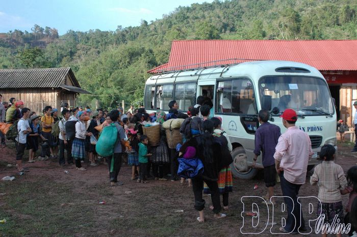 Công an tỉnh bảo đảm phương tiện, an ninh an toàn đưa nhân dân tại Huổi Khon, xã Nậm Kè trở về nơi cư trú thời điểm năm 2011. (Ảnh tư liệu)