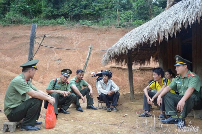 Lực lượng an ninh Công an tỉnh thường xuyên bám dân, bám bản tuyên truyền phổ biến pháp luật cho Nhân dân những ngày sau sự việc Huổi Khon. Ảnh tư liệu.