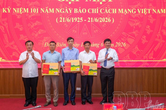 Đồng chí Lê Thành Đô, Phó Bí thư Thường trực Tỉnh ủy, Chủ tịch HĐND tỉnh và đồng chí Vừ A Bằng, Ủy viên Ban Thường vụ Tỉnh ủy, Trưởng ban Tuyên giáo và Dân vận Tỉnh ủy trao quà cho đại diện lãnh đạo các cơ quan báo chí trên địa bàn tỉnh.