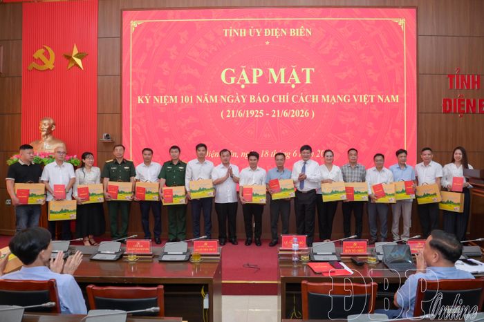 Đồng chí Lê Thành Đô, Phó Bí thư Thường trực Tỉnh ủy, Chủ tịch HĐND tỉnh và đồng chí Vừ A Bằng, Ủy viên Ban Thường vụ Tỉnh ủy, Trưởng ban Tuyên giáo và Dân vận Tỉnh ủy trao quà cho đại diện các cơ quan báo chí trung ương thường trú trên địa bàn.