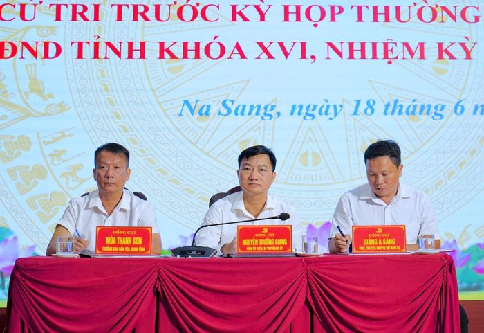 Các đồng chí chủ trì hội nghị tiếp xúc cử tri.