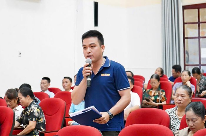 Cử tri xã Na Sang tham gia ý kiến.