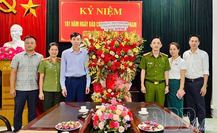 Đảng ủy, Ban Giám đốc Công an tỉnh chúc mừng Báo và phát thanh, truyền hình Điện Biên.