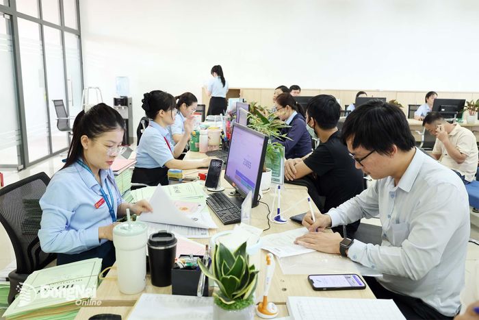 Cán bộ, công chức Trung tâm Phục vụ hành chính công thành phố Đồng Nai luôn nêu cao trách nhiệm, tinh thần phục vụ người dân. Ảnh: Hồ Thảo
